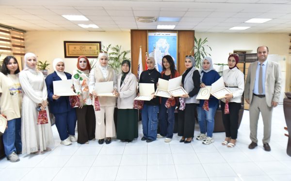السيدة العميد تكرم الطالبات المشاركات في الأنشطة اللاصفية2