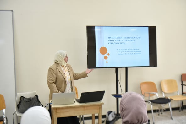قسم علوم الحياة يقيم دورة علمية عن السموم الفطرية1