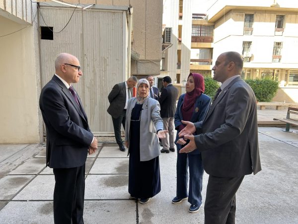 رئيس جامعة بغداد يتفقد كلية العلوم للبنات1